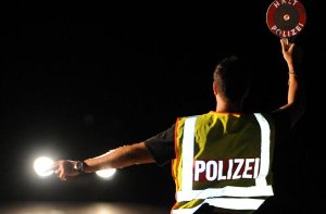 Ein Mann fährt im Stuttgarter Süden der Polizei davon. Aus gutem Grund: Er hat schon seit zehn Jahren keinen Führerschein mehr. Foto: dpa/Symbolbild