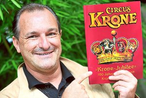 Sein Arbeitsplatz ist im Wohnwagen: Frank J. Keller ist  beim Circus Krone Öffentlichkeitsarbeiter. Foto: Circus Krone Foto: Schwarzwälder-Bote