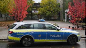 Die Polizei sperrt das Hegel-Gymnasium in Stuttgart-Vaihingen ab. Foto: Fotoagentur-Stuttgart/Andreas Rosar