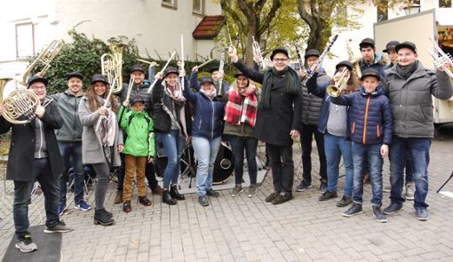 Wie zufällig traf sich die MVO-Jugend um Sebastian Rathmann auf dem Wochenmarkt.  Foto: Eyrich Foto: Schwarzwälder Bote