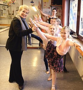 Ginger Streibig (links) war ein gefeierter DDR-Tanzstar. Heute führt sie erfolgreich eine Ballettschule in Horb (Kreis Freudenstadt). Foto: Hopp