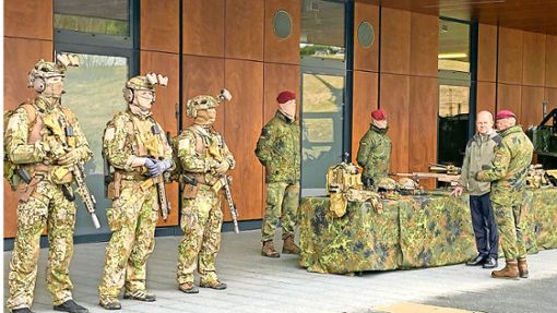 Bundeskanzler Olaf Scholz (Zweiter von rechts) im Gespräch mit KSK-Soldaten in Calw Foto: Felix Biermayer