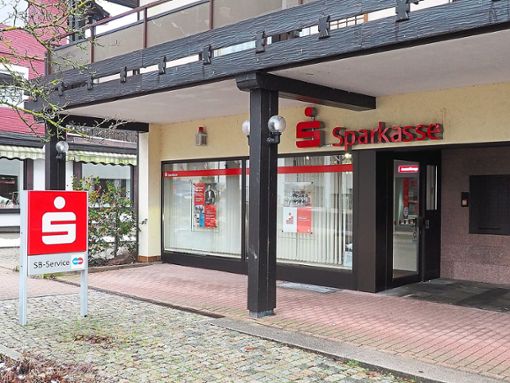 Die Sparkassenfiliale in der Freudenstädter Straße 8 hat seit Jahresbeginn geänderte Öffnungszeiten. Foto: Mutschler