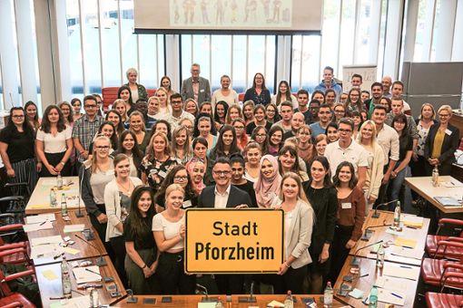 89 neue Mitarbeiter haben kürzlich ihren ersten Arbeitstag bei der Stadt Pforzheim begonnen. Die 71 Frauen und 18 Männer wurden dabei von Oberbürgermeister Boch begrüßt. Foto: Stadt Pforzheim Foto: Schwarzwälder Bote