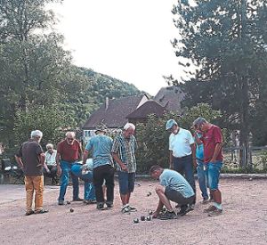 Die Boule-Spieler auf dem Schillerplatz in Alpirsbach.  Foto: Held Foto: Schwarzwälder Bote