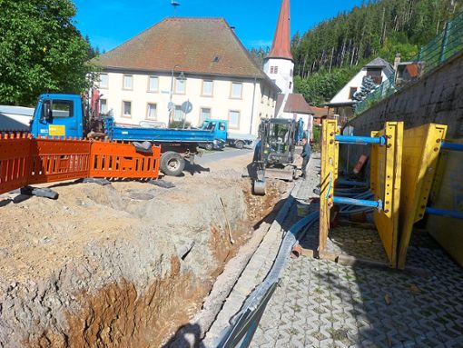 Behinderungen im Dorf sind auch derzeit nicht zu umgehen,  aktuell sind Kanalsanierungen an der Einfahrt Klostertraße im Gange. Foto: Dold Foto: Schwarzwälder Bote