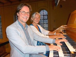 Elmar und Brigitte Lehnen an der Orgel.  Foto: Schmid Foto: Schwarzwälder Bote