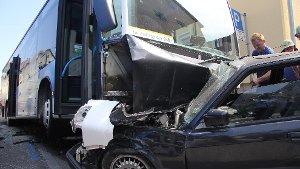 Bus kracht in mehrere Autos - drei Schwerverletzte 