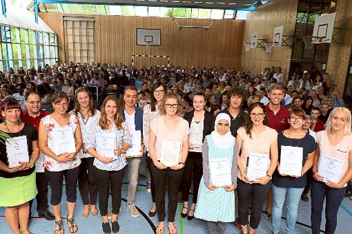 Die Jahrgangsbesten des Abschluss- Jahrgangs 2017 erhalten Preise  Foto: Kommert Foto: Schwarzwälder-Bote