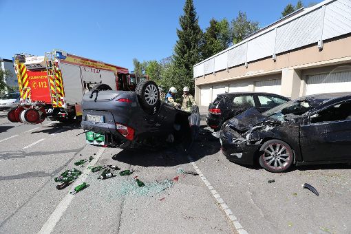 Der Ford (links) schanzte bei dem spektakulären Verkehrsunfall im Habsurgerring gegen zwei geparkte Fahrzeuge. Foto: Eich