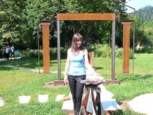 Die Künstlerin Brigitte Bernert erläuterte den von ihr geschaffenen Sitz des Orakels.  Foto: Eitel Foto: Schwarzwälder Bote