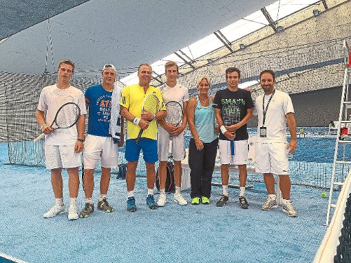 In einem prominenten Trainerteam mit Toni Nadal und Barbara Rittner nahm Uwe Hoppe (dritter von links) die Nachwuchsprofis auf den Rasenplätzen unter die Lupe. Foto: mago-agentur