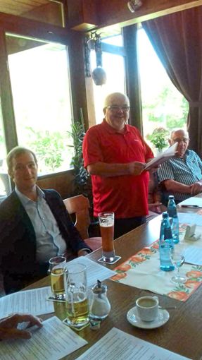 Günter Neidinger unterhält die Senioren. Foto: Schwarzwälder Bote