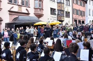 Die Jugendkapelle Rottweil, unter Leitung des neuen Dirigenten Johannes Nikol, spielt zur Eröffnung von Jazz in Town auf. Foto: Siegmeier