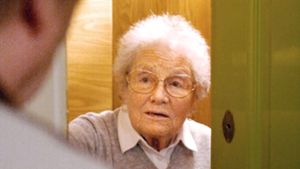 Einen Unbekannten hat eine 88-Jährige ins Haus gelassen. (Symbolfoto) Foto: Jens Schierenbeck