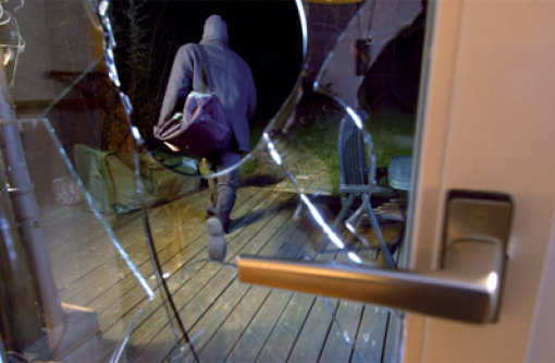 Weil sie zerbrechendes Glas hörten, riefen die Nachbarn die Polizei. Und die schnappte sich den Einbrecher vor Ort. (Symbolbild) Foto: dpa