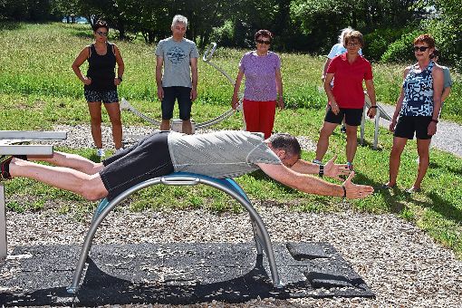 Sportwissenschaftler Oliver Seitz zeigte den Gästen gerne, was im Bewegungsparcours alles möglich ist. Fotos: Baiker Foto: Schwarzwälder-Bote