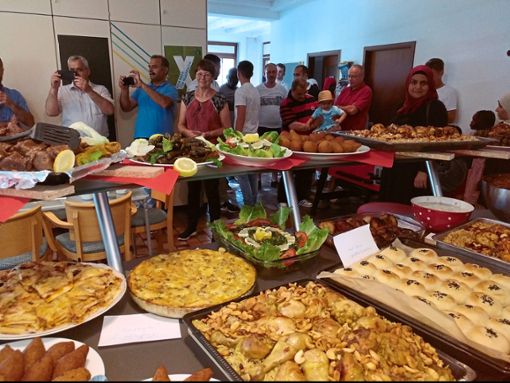 Appetitanregend: das Buffet  beim  ersten interkulturellen Sommerfest in Wildberg  mit Besuchern im Hintergrund Foto: Korbel Foto: Schwarzwälder Bote