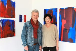 Werner Bliß und Gabriele Nirmaier geben das Atelier im Hausacher Hüfelgewann 12 auf. Deshalb gibt es am Wochenende eine Verkaufs-Ausstellung im ehemaligen Farbengeschäft Wöhrle.  Foto: Störr