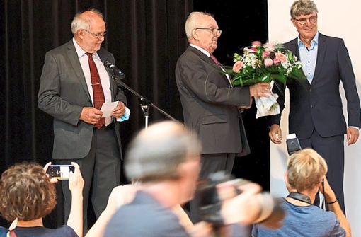 Unter großem Medieninteresse nahm Armin Pioch (rechts) am Sonntag in Illingen Glückwünsche entgegen. Foto: Marx
