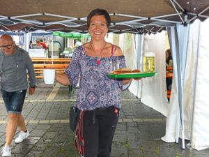Trotz des miesen Wetters bleiben die Bedienungen und auch die Gäste beim Dorfhock in Nußbach gut gelaunt. Foto: Schwarzwälder Bote