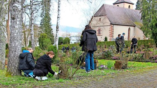 Schüler und Schülerinnen der Christiane-Herzog-Realschule ließen sich zur Pflege von Kriegsgräbern gerne in die Pflicht nehmen. Foto: Julia Glanzmann