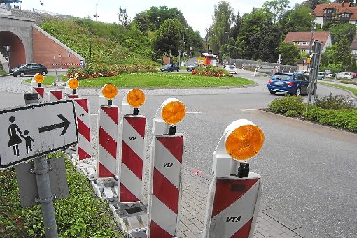 Die Warnbarken stehen bereit: Am  Montag  wird der Kreisverkehr in der Herrenberger Straße teilweise gesperrt. Foto: Klormann