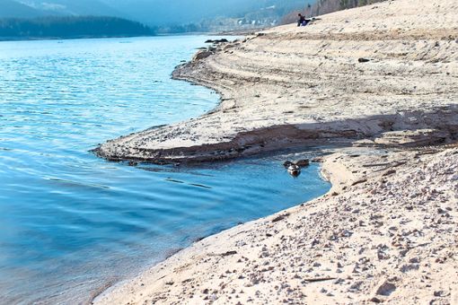 An den gelegentlichen Anblick von Niedrigwasser am Schluchsee müssen sich Segler und Besucher im Sommer wohl gewöhnen. Foto: Salzer-Deckert