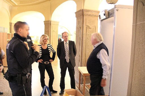 Klappt doch schon ganz prima: Amtsgerichtsdirektorin Petra Wagner und Landgerichtspräsident Dietmar Foth begleiten die Eingangskontrollen im Gerichtsgebäude in Rottweil, die es am Dienstag erstmals gab. Foto: Schulz
