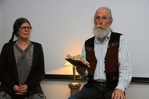 Birgit Goerner  und Harald im Spring tragen Gedichte von Wilhelm Busch vor.  Foto: Ziechaus Foto: Schwarzwälder Bote