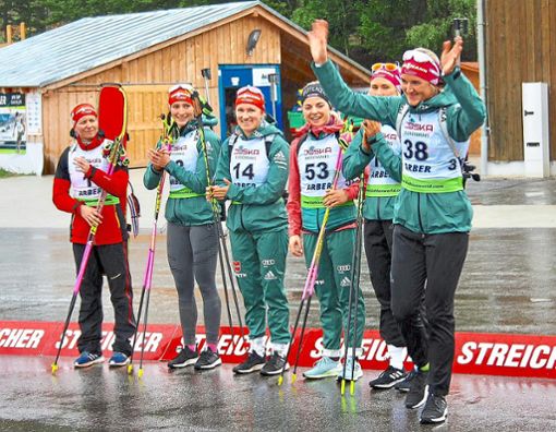 Janina Hettich (Dritte von links) freut sich mit ihrem Team und vor allem, dass sie im Damenbereich erstmals eine Medaille bei einer DM gewinnen konnte. Foto: Kaupp Foto: Schwarzwälder Bote