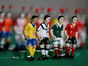 Tipp-Kick-Figuren in den aktuellen Fußball Weltmeisterschaftstrikots der Gruppe F. Foto: Patrick Seeger Foto: dpa