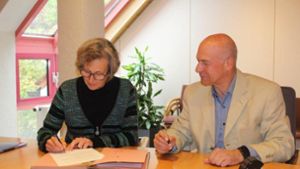 Gisela Roming unterzeichnete im Jahr 2022 einen Vertrag mit der Gemeinde über die Erstellung der Chronik im Beisein des früheren Bürgermeisters Norbert Swoboda. Foto: Gemeinde