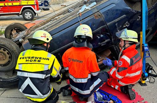 Ein Auto hat sich überschlagen und Verletzte müssen geborgen und versorgt werden: Diese Übung bearbeiten Feuerwehr, Malteser und Johanniter vereint. Foto: Feuerwehr Horb/Jan Straub