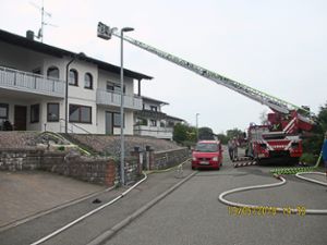 Zu einem Dachstuhlbrand nach Salmendingen wurde die Feuerwehr am Samstagnachmittag gerufen.  Foto: Pfister Foto: Schwarzwälder Bote