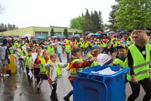 Bei ihrem Mülltanz machten die Schüler das Haslachschule vor, dass kein Abfall in der Natur landen muss, sondern in die (richtige) Tonne gehört.  Foto: Heinig Foto: Schwarzwälder Bote
