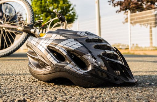 Obwohl sie einen Helm trug, erlitt die Radfahrerin schwere Verletzungen. (Symbolfoto) Foto: Animaflora PicsStock –  stock.adobe.com