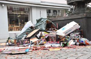 Am Alten Rathaus wurden viele Böller gezündet –­ der Müll landete vor dem Brunnen in der Oberen Marktstraße. Foto: Schabel