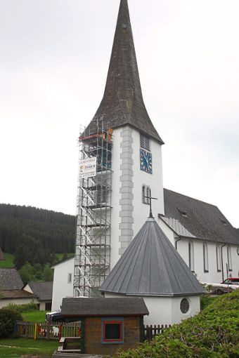Ebenfalls mit Gerüst: der Kirchturm in Schönenbach. Foto: Schwarzwälder Bote