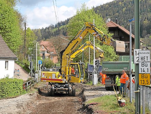 Zwei Bagger waren gestern am Bahnübergang Am Eiberg in Höfen im Einsatz. Foto: Ziegelbauer