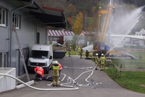 Einen Großeinsatz haben Feuerwehr und Rotes Kreuz in Nusplingen gemeinsam gemeistert. Fotos: Klaiber Foto: Schwarzwälder Bote