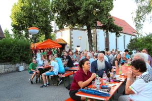 Zahlreiche Besucher haben sich zum Sommerkonzert auf dem Dormettinger Kirchplatz eingefunden. Foto: Schwarzwälder Bote