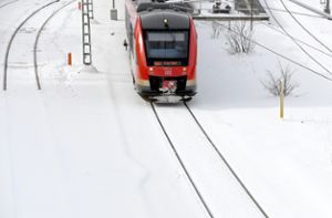 Die Strecke der Schwarzwaldbahn ist aufgrund des Wintereinbruchs derzeit gesperrt. (Symbolfoto) Foto: Symbolbild/dpa