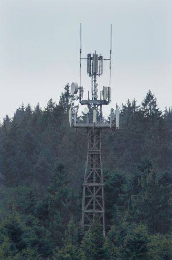 Eine großer Antennenmast steht im Wald südlich  dem Freibad Solara.  Archiv-Foto : Vaas Foto: Schwarzwälder Bote