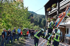 Etliche Zuschauer beobachten die Arbeit der Feuerwehrabteilungen Schenkenzell und Kaltbrunn. Fotos: Herzog Foto: Schwarzwälder Bote