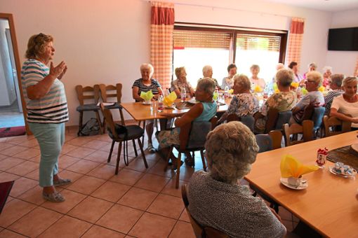 Das Programm des Seniorennachmittags des Tennisclubs Eutingen gestaltet Gudrun Kanitz mit Gedichten und witzigen Geschichten. Foto: Feinler Foto: Schwarzwälder Bote