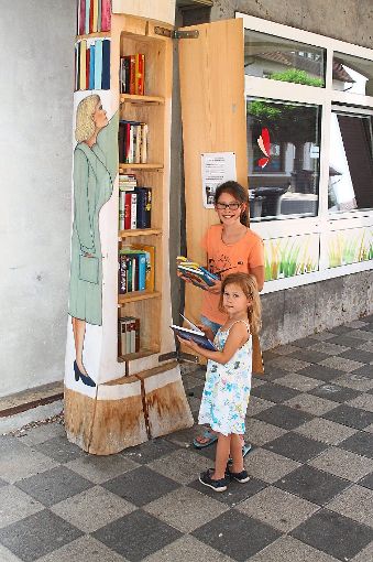Die elfjährige Leoni Seeger und ihre fünfjährige Schwester Luisa werden neben dem regelmäßigen Bibliotheksangebot immer wieder im Bücherbaum fündig.  Foto: Steger Foto: Schwarzwälder-Bote