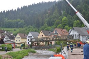 In einem Großeinsatz hat das THW Schramberg eine Behelfsbrücke über die Schiltach errichtet. Foto: Fritsche