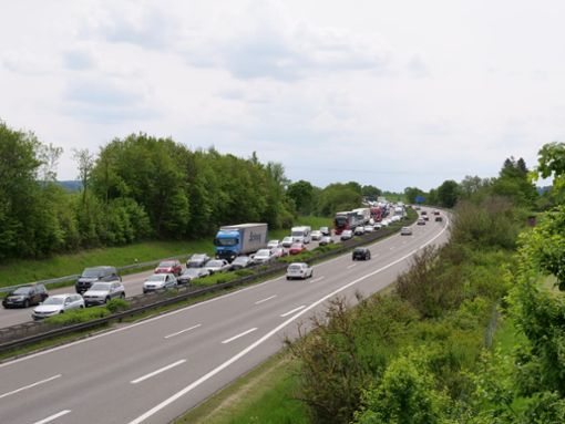 Auf der A 81 bei Oberndorf/Sulz haben sich am Freitag gleich zwei Unfälle ereignet. Es kam zu Staus.  Foto: Robin Heidepriem