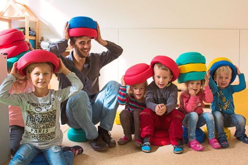 Stephan Schenk mit Kindern des Kindergartens Rangendingen und den Stapelsteinen.  Foto: joboo GmbH